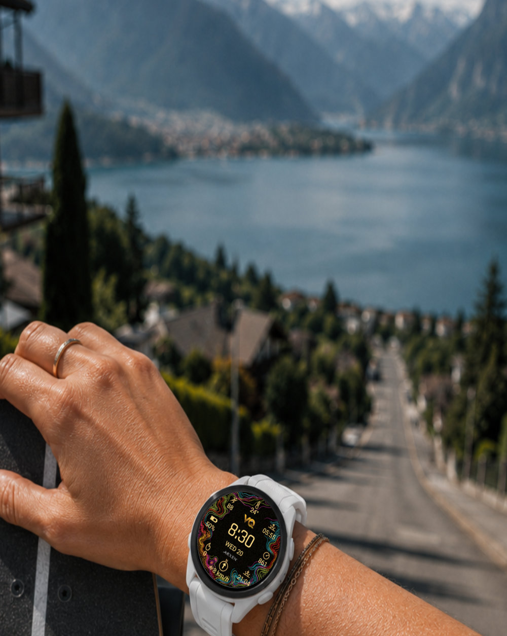 Watchface Vida Quechua en la muñeca, vista cenital del Lago Lemán con surfskate